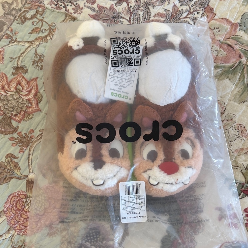 CROCS Chip and Dale chipmunk croc Slippers women's size 8 / men's size 6